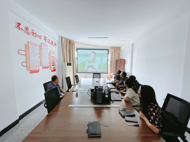 学习现场2-上新闻.jpg 学习现场2-上新闻.jpg